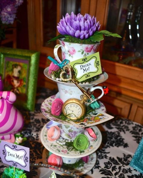 Mad Hatters Tea Party, Tea Party Ideas, Alice In Wonderland Decorations, Alice In Wonderland Tea Party Birthday, Alice Tea Party, Tea Party Table, Casino Party Decorations, Mad Hatter Party, Alice In Wonderland Birthday