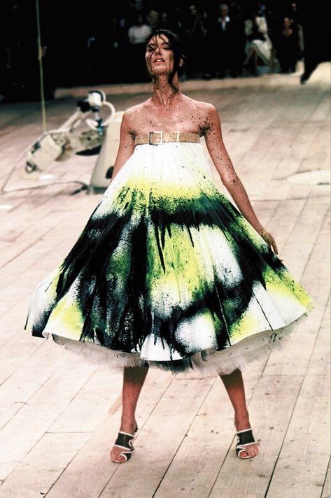 Alexander Mcqueen Fashion Show, Fashion Trend Book, Shalom Harlow, Mcqueen Dress, Fashion Trend Forecast, Alexander Mcqueen Fashion, Mcqueen Fashion, Print Trends, Fashion Painting