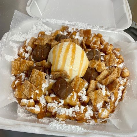 Oreo Funnel Cake, Funnel Cake Toppings Ideas, Carnival Eats Recipes, Carnival Eats, Funnel Cake Recipe, Food Truck Menu, Gourmet Apples, Funnel Cakes, Pretty Desserts