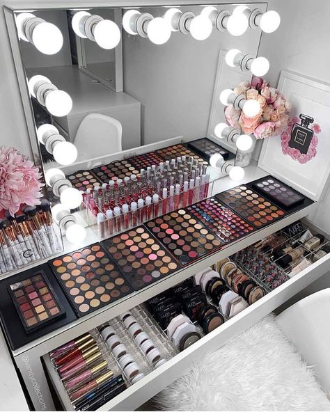 De un sueño ❤️ Koleksi Makeup, Rangement Makeup, Penyimpanan Makeup, Makeup Beauty Room, Makeup Vanities, Makeup Room Decor, Ikea Malm, Glam Room, Salon Interior Design