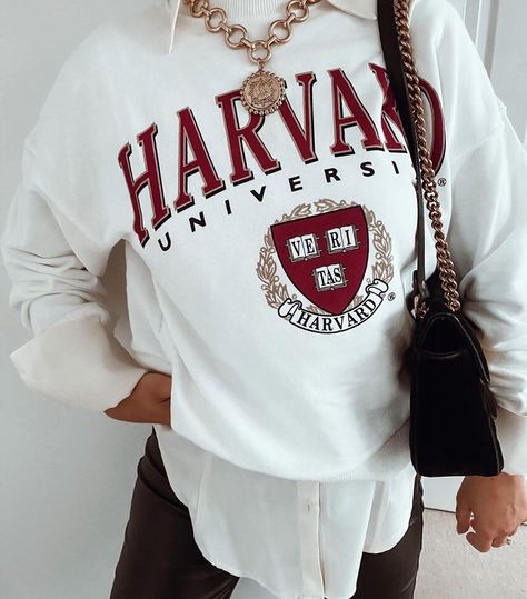 Harvard sweatshit outfit white ilincaprodanel fall autumn Harvard Tshirt Outfit Aesthetic, Harvard University Outfit, Harvard Hoodie Outfit, Harvard Sweatshirt Outfit, Harvard Clothes, Harvard Aesthetic Outfit, University Sweatshirt Outfit, Harvard Outfit, Harvard Hoodie