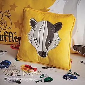 Harry Potter Bedroom Ideas For Girls, Harry Potter Room Decor Diy, Hufflepuff Decor, Hufflepuff Bedroom, Harry Potter Decor Ideas, Hufflepuff Stuff, Harry Potter Themed Bedroom, Harry Potter Bedding, Hogwarts Decor