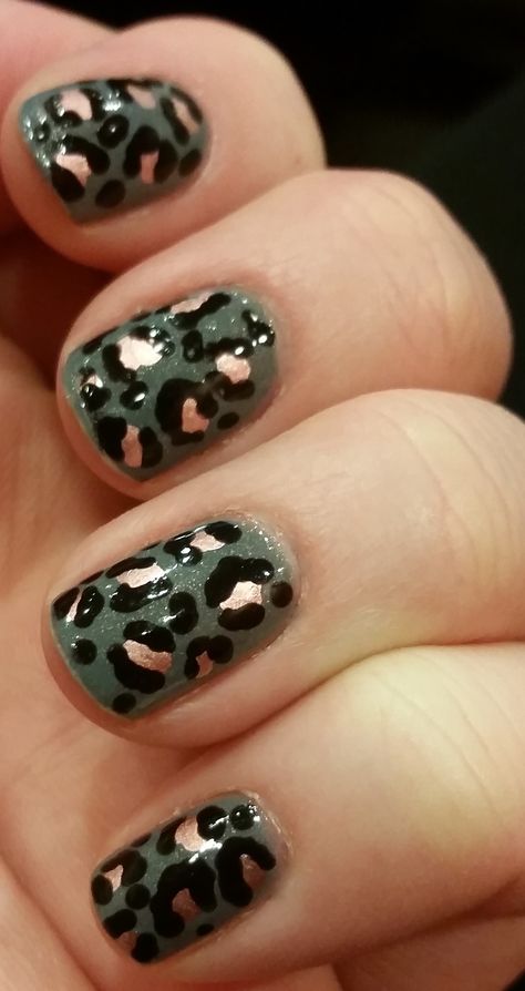 Gray and rose gold leopard print! #nails #nailart #freehand #rosegold Leopard And Glitter Nails, Olive Green Leopard Nails, Rose Gold Leopard Nails, Dark Green Leopard Nails, Winter Leopard Nails, Green Leopard Print Nails, Gold Leopard Print Nails, Leopard Nails Short, Gold Leopard Nails