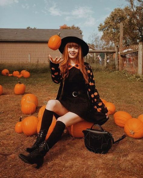 Easy witch costume ideas for women Cute Witch Costume, Halloween Inspired Outfits, Halloween Fashion Outfits, Retro Filter, Office Halloween Costumes, Pumpkin Outfit, Pretty Halloween Costumes, Airbrush App, Witch Fashion