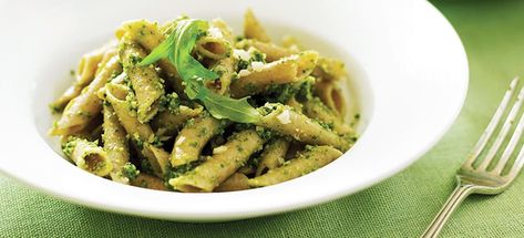 Rocket and macadamia pesto pasta is a simple, nutritious and delicious recipe that will quickly become a family favourite. Macadamia Pesto, Veg Dishes, How To Make Pesto, Nut Recipes, Vegan Foodie, Pesto Pasta, Company Meals, Fabulous Foods, On Air