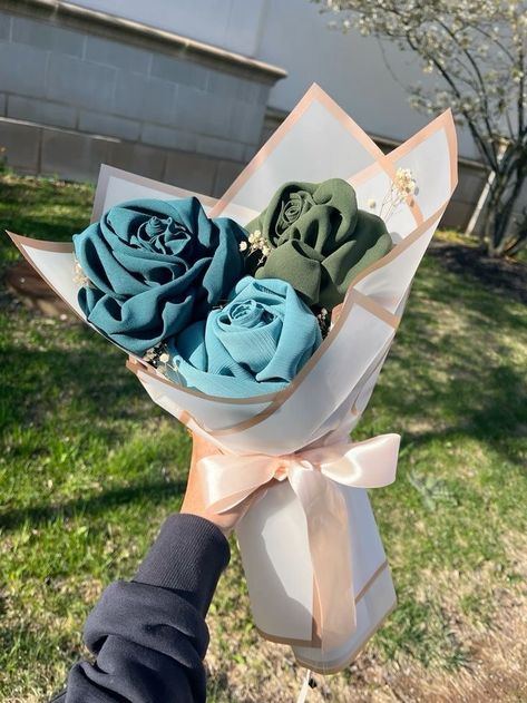 Hijab Hamper Gifts, Hijab Gifting Ideas, Aesthetic Bouquet Flowers, How To Make Hijab Bouquet, Hijab Flower Bouquet, Hijab Bouquet Tutorial, Hijab Hamper, Muslim Wedding Ideas, Muslim Gift Ideas