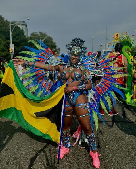 Caribana bae @lady_rushana 😍😍🇨🇦 You just know a Glam Girl when you see her! #carnivalmakeup #carnivalmakeuplook #trinidadcarnival #jamaicacarnival #carnivalmua #makeupinspo #carnivalmakeupinspo #caribbean #caribbeancarnival #carnivalmakeuplooks #stluciacarnival #carnivalinstlucia #torontocarnival #torontomua Caribana Outfit, Trinidad Carnival Costumes Women, Carribean Carnival Costumes, Jamaica Carnival, Carnival Outfit Carribean, Barbados Carnival Costumes, Caribbean Carnival Costumes, Traditional Carnival Characters Trinidad, Trinidad Carnival