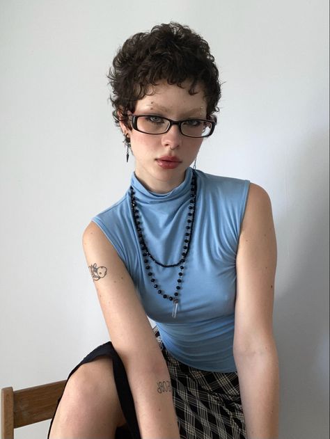 Pixie Cut Accessories, Double Eyebrow Piercing, Photography Poses Ideas, Looks Aesthetic, Bayonetta Glasses, Grunge Summer Outfits, Indie Summer, Hairstyles Pixie, Summer/fall Outfits