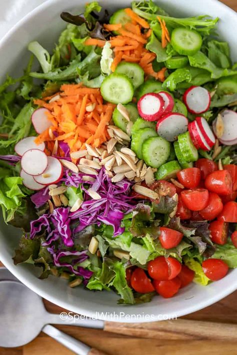 Tossed Salad Recipes, Green Salad Recipes, Simple Vinaigrette, Fresh Salad Recipes, Croutons Homemade, Tossed Salad, Italian Salad, Juicy Tomatoes, Balsamic Vinaigrette