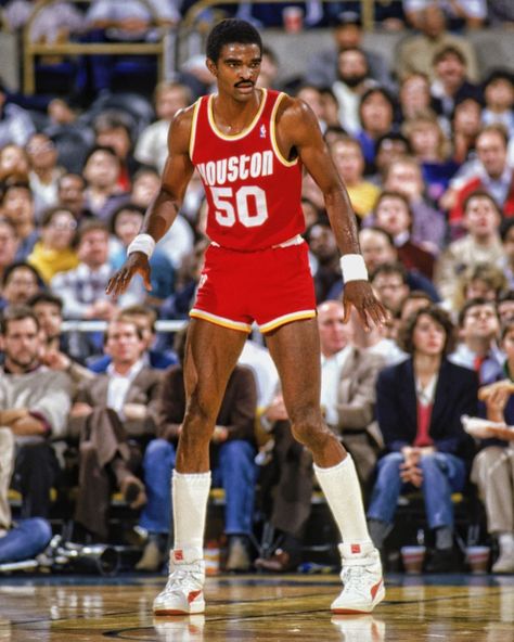 Houston Rockets on Instagram: “#OTD in 1983, Ralph Sampson made his NBA debut for the Houston Rockets. The 7-foot-4 phenom went on that year to win Rookie of the Year.” Manute Bol, Post Houston, Kareem Abdul-jabbar, Basketball Signs, Ralph Sampson, Sports Illustrated Covers, Basketball Players Nba, Baseball Signs, Football Signs