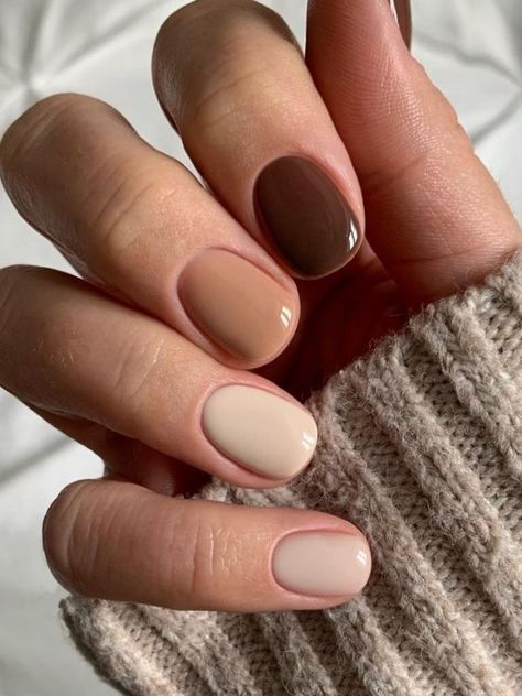 5 Color Nails Fall, Simple Nail Designs Gel Natural, Coffee Gel Nails, Simple Fall Manicure, Coffee And Cream Nails, Call Nail Colors 2023, Fall Nails Browns, Natural Nails For Fall, Short Fall Nails 2023 Simple