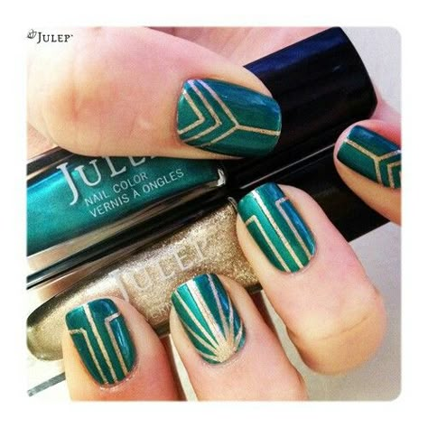 Art Deco green & gold nails. You can also use Zoya's Giovanna (green metallic) and Ziv (gold). #nailart #holidaynails Fan Nails, Art Deco Nails, Super Nails, Trendy Nail Design, Nail Art Inspiration, Manicure E Pedicure, Gel Manicure, Green Nails, Nail Designer