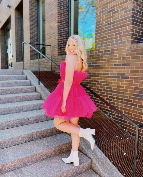 Hot Pink Senior Pictures, 16th Birthday Photoshoot Ideas, 16th Birthday Photoshoot, Birthday Photoshoot Ideas, Senior Style, Cowgirl Birthday Party, Cowgirl Birthday, Senior Photoshoot, Pretty Prom Dresses