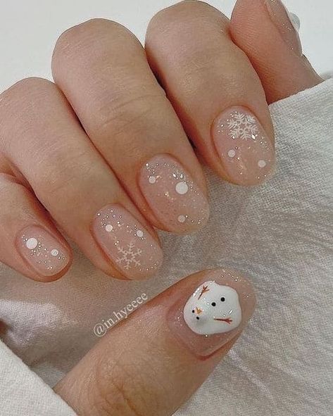 18 Super Simple Christmas Nails to Rock This Festive Season | Everygirl Edit Christmas Nail Minimal, Korean Christmas Nails Design, Simple Nail Art Christmas, Korean Nails Christmas, Christmas Korean Nails, Nail Art Christmas Simple, Christmas Cute Nails, Christmas Short Nails Design, Christmas Nails Korean