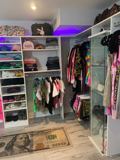 Y2k Walk In Closet, Y2k Closet Room, Closet Inspo Aesthetic, Vibey Aesthetic, Organized Things, Hypebeast Room, Walking Closet, House Fashion, Closet Room