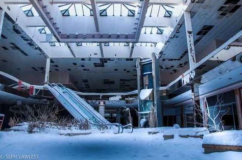 These Photos Of A Snow-Covered Abandoned Mall Are Unbelievably Eerie Abandoned Mall, Abandoned Ohio, Abandoned Malls, Dead Malls, Haunting Photos, Abandoned Property, Abandoned House, Centre Commercial, Abandoned Mansions