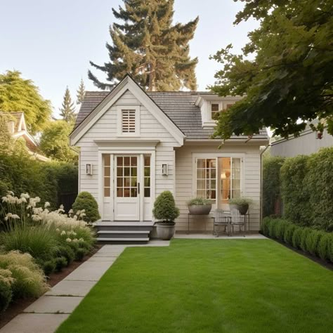 3+ Perfect Light Exterior Paint Colors for Small Houses • 333k+ Inspiring Lifestyle Ideas Charming Exterior Homes, Light Exterior Paint Colors, Creme House Exterior, Cream Color House Exterior Paint Schemes, Small House Exterior Colors Schemes, Exterior Small House Colors, Limestone Exterior Color Schemes, Preppy House Exterior, English Cottage Exterior Paint Colors