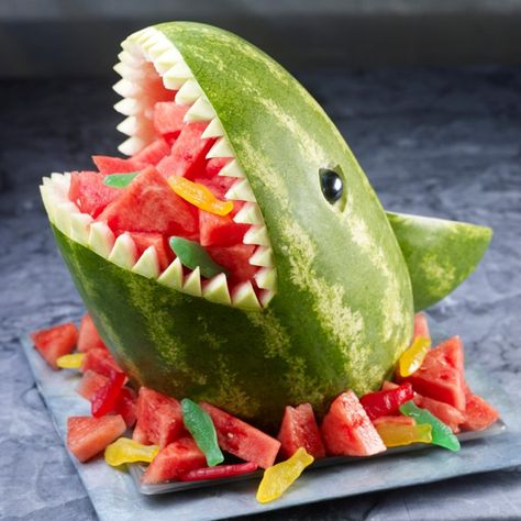 We're gonna need a bigger melon! 🦈 🍉 Get the directions to this awesome shark carving here Shark Watermelon, Fruit Platter Ideas Party, Watermelon Shark, Salads For Kids, Salad Design, Deco Fruit, Best Fruit Salad, Fruit Creations, Fruit Platter Designs