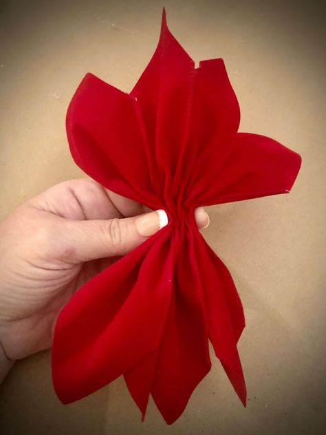 DIY red velvet ribbon poinsettia Poinsettia Wreath Diy, Poinsettia Wreath Tutorial, Velvet Diy, Christmas Pom Pom Crafts, Poinsettia Decor, Red Velvet Ribbon, Book Christmas Tree, Winter Wreath Diy, Bows Diy Ribbon