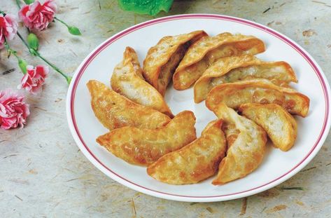 Pot Sticker Sauce, Poor People Meals, Gyoza Dipping Sauce, Easy Dumplings Recipe, Frozen Potstickers, Deep Fryer Recipes, Asian Dumplings, Easy Dumplings, Football Foods