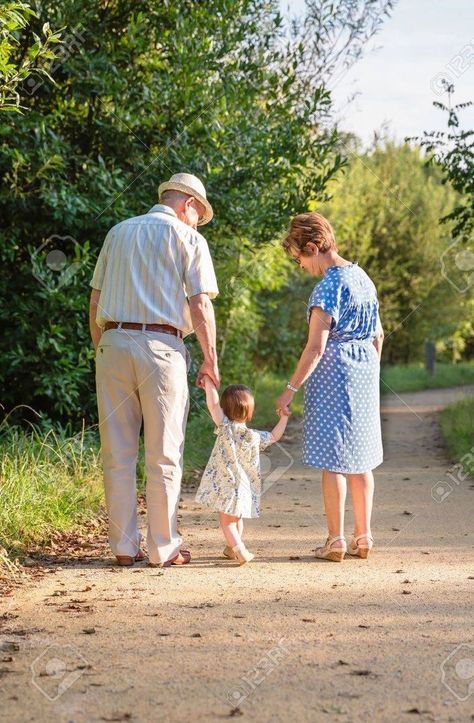 Grandkids Photography, Grandparents Photography, Grandkids Pictures, Studio Family Portraits, Family Potrait, Grandparent Photo, Natural Image, Family Photoshoot Poses, Family Christmas Pictures