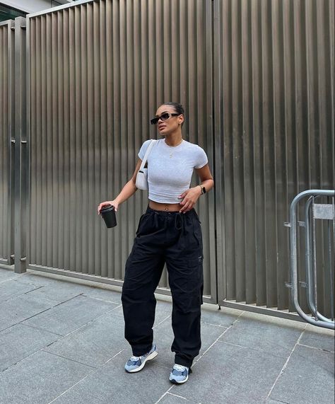 Baddie Outfits Summer, Parachute Pants Outfit, Cargo Outfit, Cargo Pants Outfit, Uni Outfits, Joggers Outfit, Causal Outfits, Chill Outfits, Looks Street Style