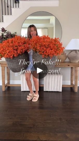 Fall Porch Decor 2024, Fake Mums Front Porch, Thanksgiving Front Porch Decor, Front Door Fall Decor Ideas, Front Porch Fall Decorating Ideas, Porch Fall Decorating Ideas, Thanksgiving Flower Arrangements, Easy Diy Fall Decor, Guest Quarters