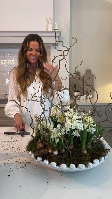 THE SUFFOLK NEST Ashlee Jane on Instagram: "Spring Planter 🤍 #springplanter #planter #indoorplanter #springbulbs #springiscoming #signsofspring #springdecor #neutralhomedecor #whiteflowers #whitehomedecor #hyacinths #muscari #bulbs #plantingflowers" Spring Planter, Spring Bulbs, Spring Sign, Spring Is Coming, White Home Decor, Indoor Planters, Floral Designs, Spring Decor, White Flowers