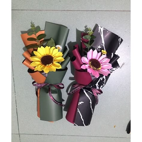 Bouquet Arrangements Diy, Crepe Paper Bouquet, Bucket Wisuda, Bouquet Wrapping Ideas, Single Flower Bouquet, Felt Bouquet, Ribbon Flowers Bouquet, Chocolate Flowers Bouquet, Wrap Flowers