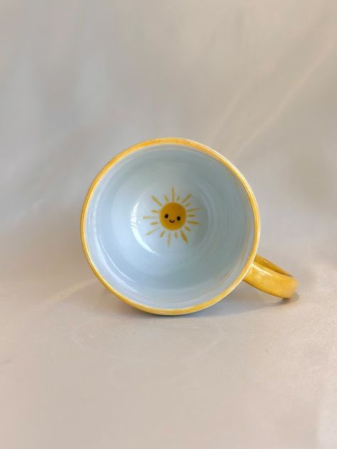 Pottery Painting Ideas Easy, Diy Keramik, Painting Pottery, Ceramic Cafe, Ceramics Pottery Mugs, Diy Pottery Painting, Yellow Theme, Paint Your Own Pottery, Cerámica Ideas