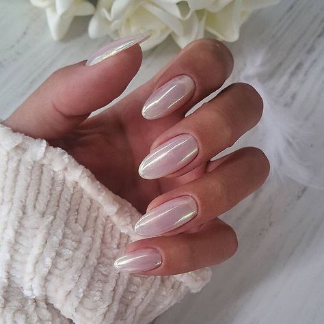 Have you tried the latest nail craze? The glazed donut nail trend has been on the rise ever since Hailey Bieber was spotted wearing the look at the 2022 Met Gala Awards. However, you're hearing of this trend for the first time, it's pretty simple. The glazed donut nail is a sheer, iridescent, milky white look. Pink Chrome Nails, Her Nails, Pearl Nails, Minimalist Nails, Chrome Nails, Best Acrylic Nails, Ombre Nails, Nail Trends, Trendy Nails