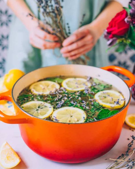 As you roll up your sleeves for house cleaning, put on a pot of stovetop potpourri made from sun-scented herbs – think mint, citrus, lavender, thyme, and ginger – to cleanse the air and fill your house with a fresh, natural fragrance. Lemon Potpourri, Herbal Kitchen, Simmer Pot Recipes, House Cleansing, Lavender Decor, Natural Face Cleanser, Kitchen Herbs, Cleaning House, Stovetop Potpourri