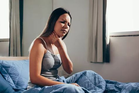 7 Reasons You're Waking Up With a Sore Throat, According to a Doctor | Livestrong.com Sore Throat Relief, Throat Pain, Dry Throat, Side Fat, Healthy Kidneys, Dry Mouth, Cleveland Clinic, Simone Biles, Sore Throat