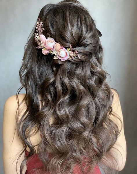 Bridal Hair For Square Face, Sangeet Hairstyles For Bride Sister, Hairstyles With Lehnga Outfit, Hairstyle For Indo Western Outfit, Hairstyle For Reception Indian, Open Hairstyles For Lehenga, Hairstyle With Jhumar, Hairstyle For Party Wear Gown, Indo Western Hairstyles