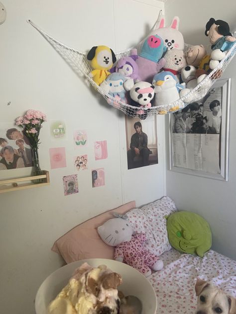 Kpop bts plushies Room With Plushies, Bts Plushies, Net Room, Stuffed Animal Net, Ideas Cuarto, Cute Bedroom Decor, Dream Room Inspiration, Dream Apartment, Room Makeover Inspiration