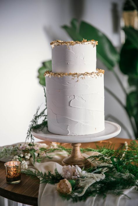 White Wedding Cake With Gold Accent, Gold Accent Wedding Cake, White Cake With Gold Accents, White And Gold Engagement Cake, Wedding Cake With Gold Accent, Plain Cake Design, White And Gold Cake Ideas, Plain White Wedding Cake, Plain White Cake