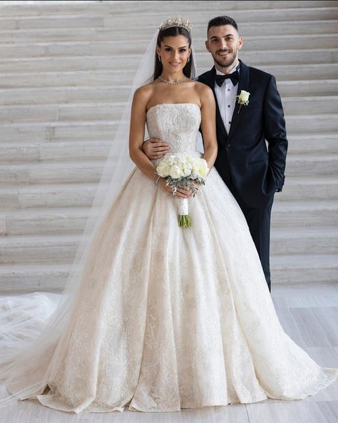 Wedding Jerb Ideas, Ball Gowns Wedding Dress, Wedding Dressses, Glam Bride, Classy Wedding Dress, Wedding Highlights, Wedding Dress Train, Wedding Couple Poses, Photoshoot Dress