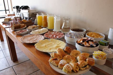 Coffee Break Table, Coffee Break Catering, Hotel Breakfast Buffet, Dinner Table Centerpieces, Catering Buffet, Decorações Com Comidas, Hotel Breakfast, Brunch Table, Breakfast Party