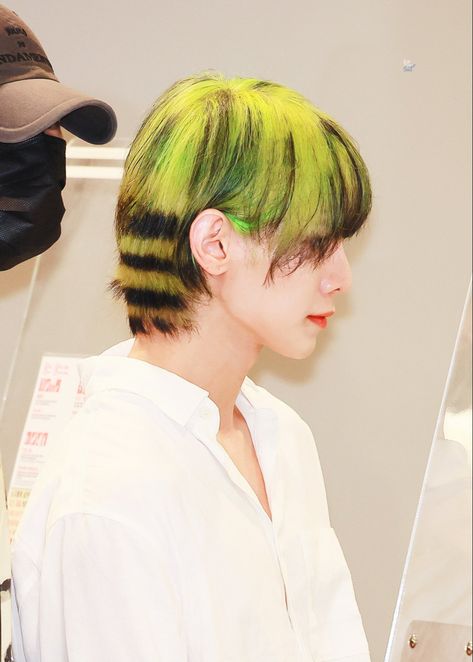 Yeosang Ateez, Kpop Hair, Kang Yeo-sang, Scene Girls, Pop Photos, Hijab Fashion Inspiration, Woo Young, Gerard Way, Green Hair