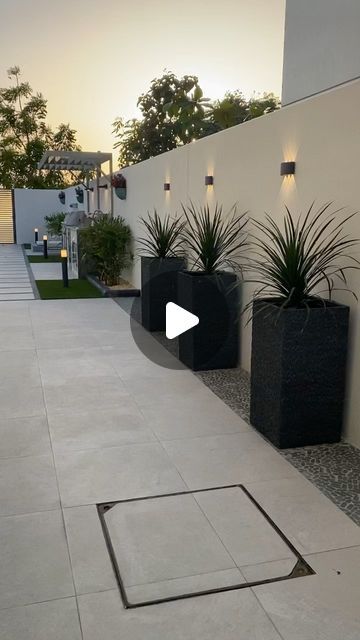 October 4, 2021、78K likes, 497 comments - sparkscurves: "Landscaping design by sparks and curves interiors, simple elegant ✨". Curved Backyard Landscaping, Modern Small Yard Design, Garden Sitting Area Ideas, Contemporary Backyard Landscaping, Modern Garden Inspiration, Small Garden Design Ideas Layout, Garden Patio Designs, Simple Garden Ideas, Small Yard Design