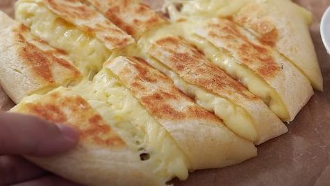 Cheesy Potato Bread Recipe with No Yeast and No Oven | DIY Joy Projects and Crafts Ideas Pan Bread Recipe, Chessy Potatoes, Artisan Bread Recipes, Potato Bread, Cheesy Bread, Cheese Potatoes, Best Cheese, Cheesy Potatoes, Baked Fish