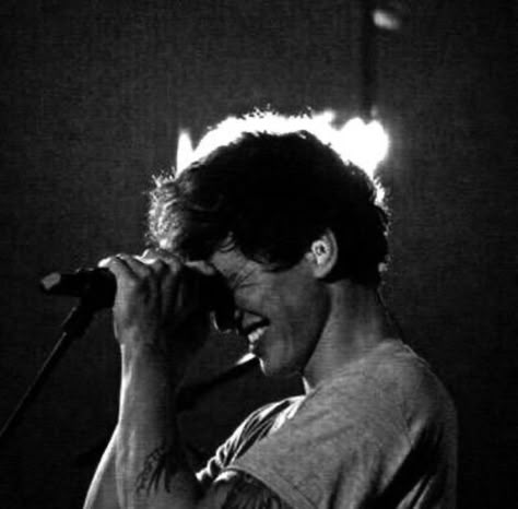 Calum Hood Black And White, Calum 5sos, 5sos Pictures, Thomas Hood, Calum Thomas Hood, Five Seconds Of Summer, Cool Guy, Ashton Irwin, Michael Clifford