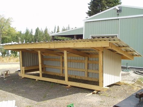 Goat Shed Plans, Goat Yard, Goat Pens, Sheep Shelter, Farm Goats, Pig Shelter, Goat Ideas, Goat Shed, Livestock Shelter