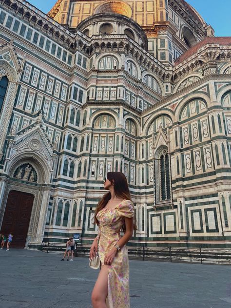 Italy Vacation Photo Ideas, Florence Street Style Summer, Florence Italy Duomo, Outfits For Florence Italy, Florence Italy Pictures, Florence Italy Poses, Pictures In Florence, Florence Street Style Italy, Duomo Florence Photo Ideas