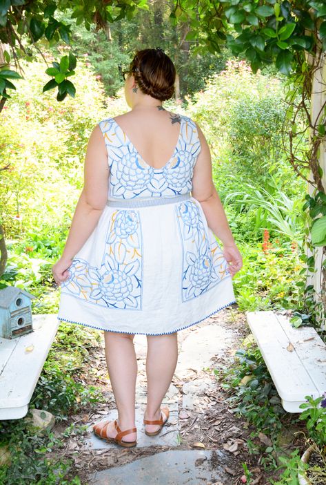 Vintage Crafts- Using a Retro Pattern to Make a Dress From a Vintage Tablecloth - My So Called Crafty Life Dress From Tablecloth, Tablecloth Dress Pattern, Tablecloth Clothes, Tablecloth Dress, Make A Dress, Retro Sewing Patterns, Dress Patterns Free, Embroidered Tablecloth, Dress Tutorials