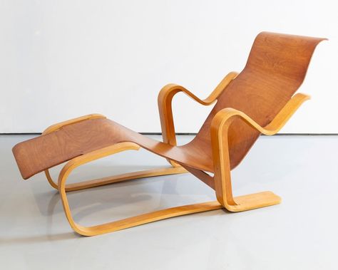 R & Company on Instagram: “Marcel Breuer's languorous "Long Chair" plays a prominent role in "Bend It Like Breuer" an exhibition of 20th century bent-ply masterworks…” Double Day Bed, Wassily Chair, Brick Siding, Foam Sofa, Design Miami, Modern Architects, Marcel Breuer, Van Der Rohe, Plywood Furniture