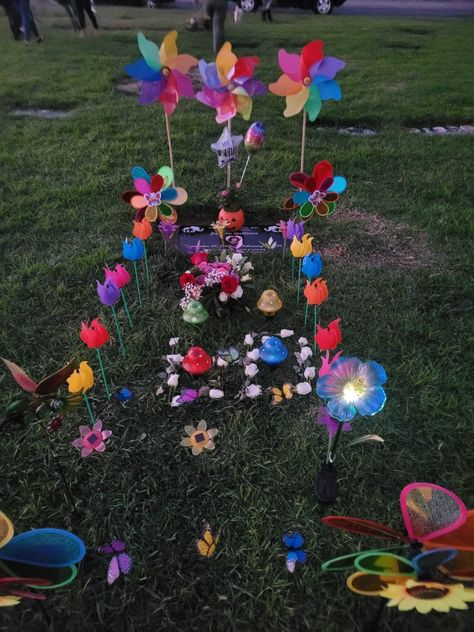 Grave Yard Decorations Cemetery, Grave Decorations Diy, Gravesite Ideas, Cemetery Decorations, Grave Decorations, Cemetery, Birthday Decorations, Diy Decor, Decor Ideas