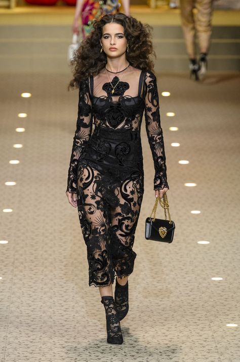 Lace Aesthetic, Dolce And Gabbana Runway, Woman In Black, Milano Fashion Week, Couture Designers, Dolce E Gabbana, Style Noir, Black Lace Dress, Style Crush