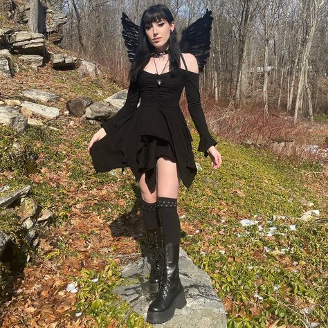 Gothic Ren Faire Costume, Gothic Fairy Halloween Costume, Gothic Fairy Costume Diy, Emo Fairy Costume, Dark Fae Outfits, Gothic Fairy Outfit, Black Fairy Outfit, Dark Fairy Halloween Costumes, Dark Fairy Cosplay