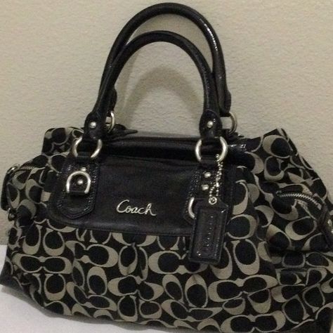 Brand New With Tag Vintage Coach Tote Bag, Coach Bag Big, 2000s Coach Bag, Coach Bags Vintage, Big Purse Outfit, Coach Bag Vintage, Vintage Coach Bags Outfits, 2000s Purse, Big Crossbody Bag